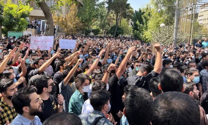 طلب البيان من جميع المواطنين في طهران وخاصة الشباب التجمع أمام أقرب جامعة لمكان إقامتهم