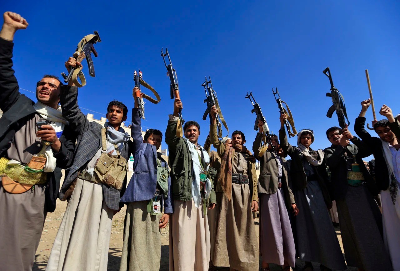 يتعمد الحوثيون استهداف القرية لتهجيرهم منها وإعادتهم مجددا إلى مخيمات النازحين