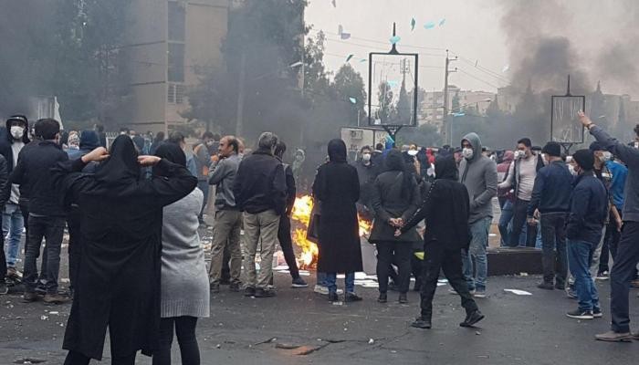 تواصلت المظاهرات في مدن إيرانية عدة لليوم الـ26 على التوالي بمشاركة شريحة الطلاب وعمال قطاع النفط والبتروكيماويات