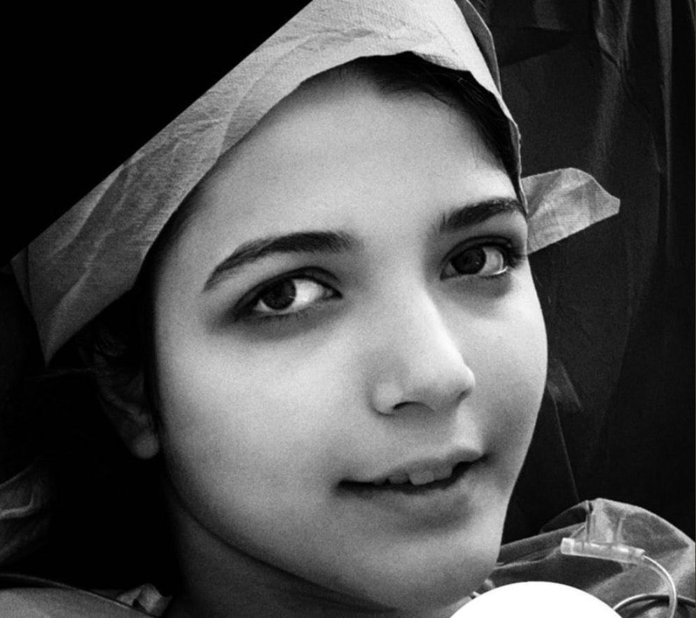 الطفلة إسراء بناهي التي توفيت قبل أيام في مدرسة "شاهد" في أردبيل شمال غربي إيران