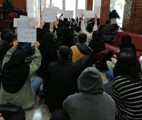 واصل الطلاب في مختلف الجامعات الإيرانية احتجاجاتهم ونظموا إضرابا وتجمعات احتجاجية