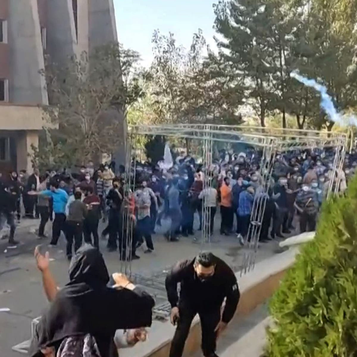 انطلقت احتجاجات في أصفهان (وسط إيران) حيث هتف المتظاهرون "الموت للديكتاتور خامنئي"