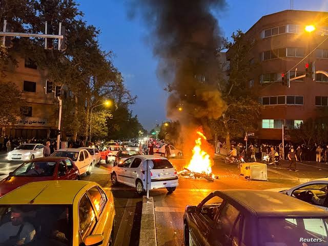 تظاهر الإيرانيون في مختلف المدن مساء يوم الجمعة وهتفوا ضد النظام