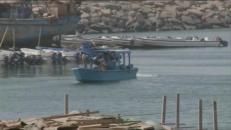 ضبط سفينة تهريب للحوثيين على متنها 9 بحارة قبالة ميناء المخا بمحافظة تعز