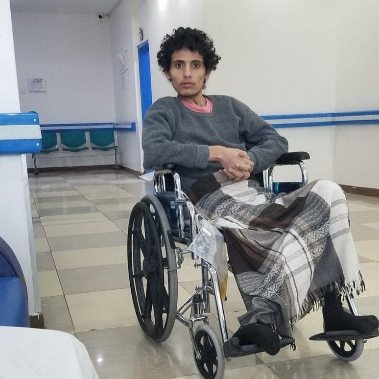 المريض المقعد "حسن علي صالح الجلباء" المحتجز منذ سبعة أشهر داخل مشفى في صنعاء