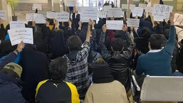 نظم طلاب جامعة بهشتي اعتصاما اليوم الاثنين احتجاجا على تعليق عمل الأساتذة الذين دعموا الطلاب في إيران