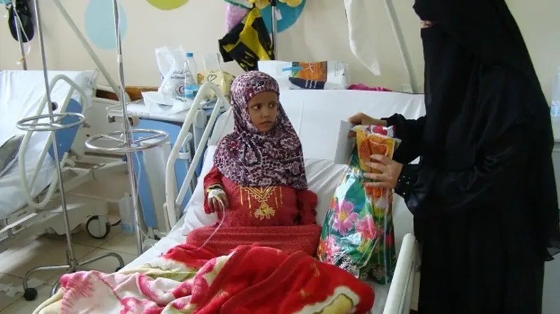 الحوثيون صادروا جميع أدوية مرضى السرطان من المؤسسات التي تمنحها للمرضى