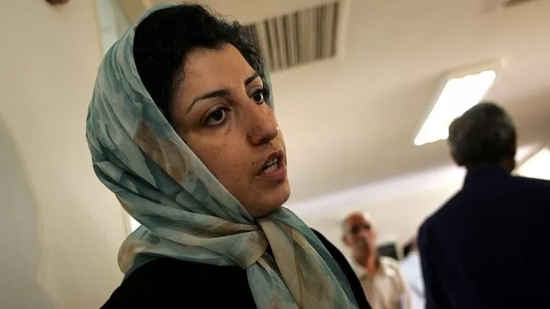 الناشطة الإيرانية البارزة في مجال حقوق الإنسان نرجس محمدي المعتقلة في سجن إيفين سيء السمعة