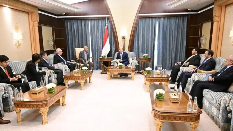 رئيس مجلس القيادة الرئاسي اليمني رشاد العليمي يلتقي المبعوث الخاص للأمم المتحدة هانس غروندبرغ والمبعوث الأميركي تيم ليندركينغ