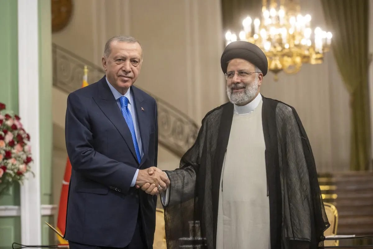 الرئيس الإيراني إبراهيم رئيسي ونظيره التركي رجب طيب أردوغان