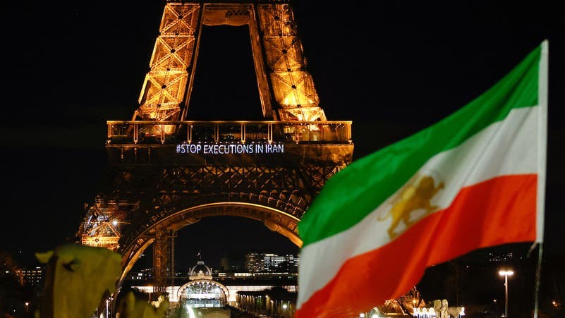 برج إيفل في العاصمة الفرنسية باريس أضاء شعارات مؤيدة للمحتجين الإيرانيين