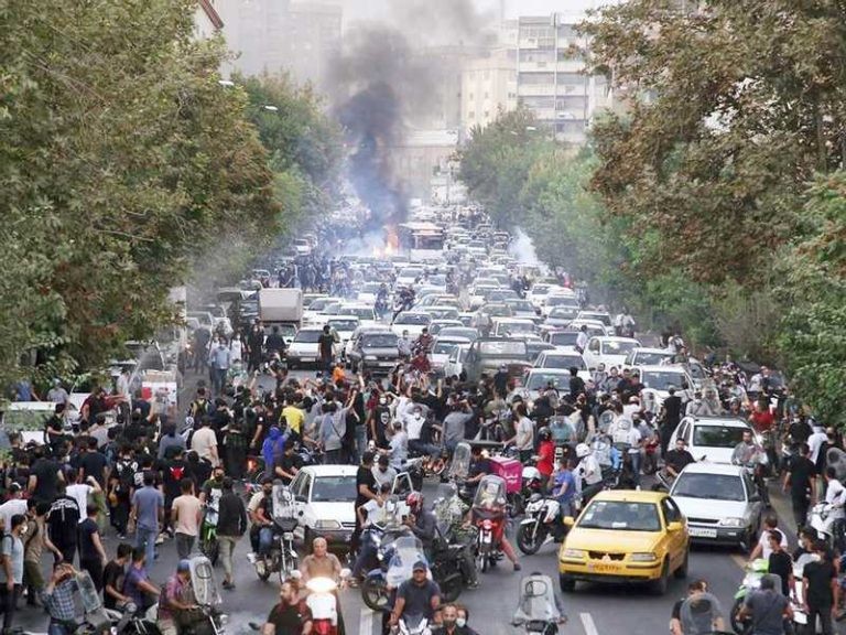 ما لا يقل عن 488 مواطنًا بينهم 64 طفلا و39 امرأة قتلوا برصاص الأمن خلال الاحتجاجات الشعبية في إيران