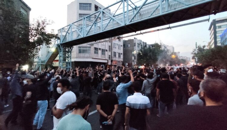 قُتل مئات الأشخاص برصاص الأمن الإيراني خلال الاحتجاجات التي تخللها رفع شعارات مناهضة للنظام