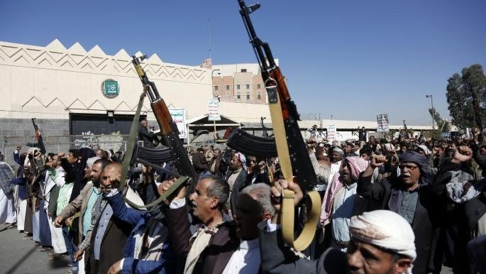 الحوثيون يحملون السلاح قبالة السفارة الأميركية في صنعاء