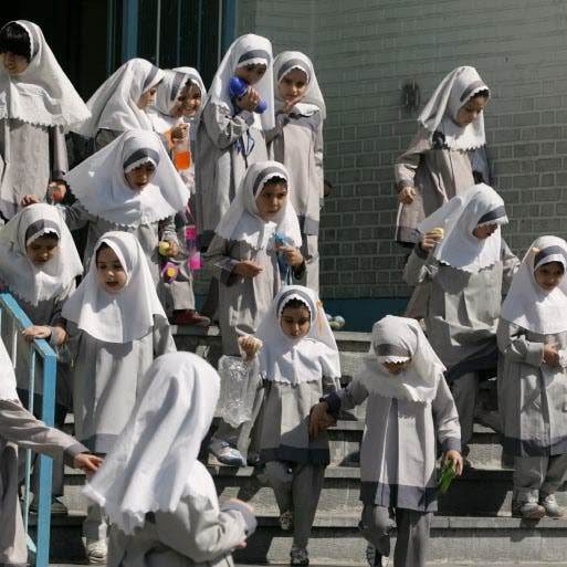 رُصدت حالات الإعياء في أكثر من 30 مدرسة في 10 على الأقل من أقاليم إيران البالغ عددها 31