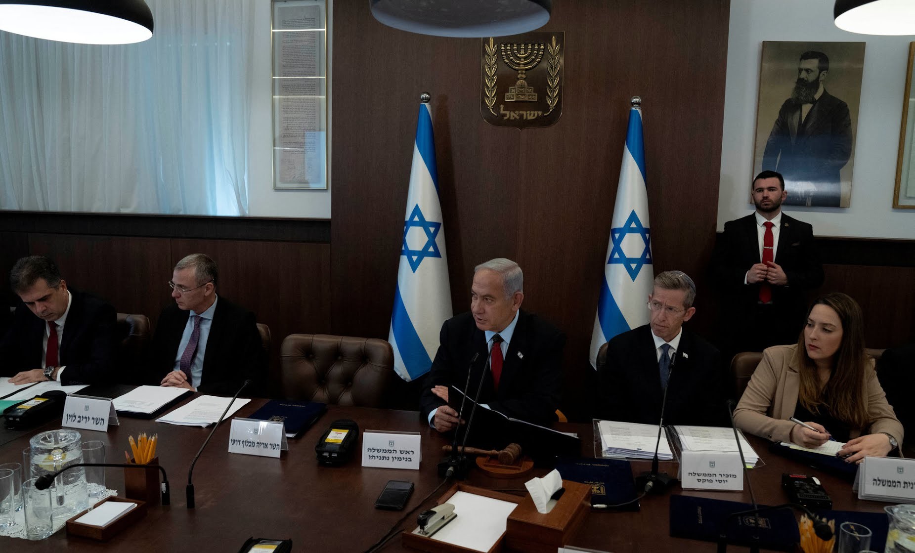 رئيس الوزراء الإسرائيلي بنيامين نتنياهو برفقة أعضاء حكومته