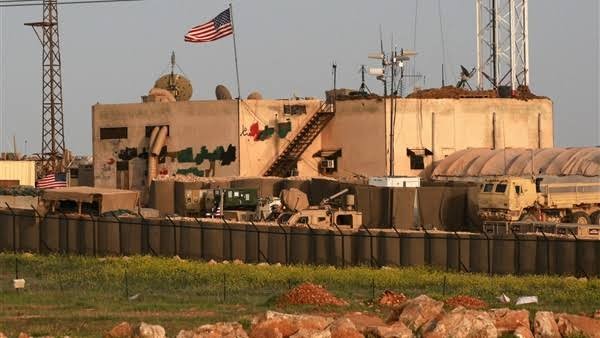 القاعدة الأمريكية في حقل كونيكو للغاز في محافظة دير الزور تعرض لقصف صاروخي