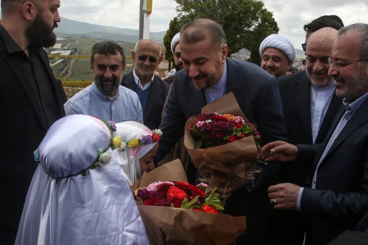 وزير خارجية إيران وهو يقوم بزيارة إلى بلدة مارون الراس القريبة من الحدود مع إسرائيل