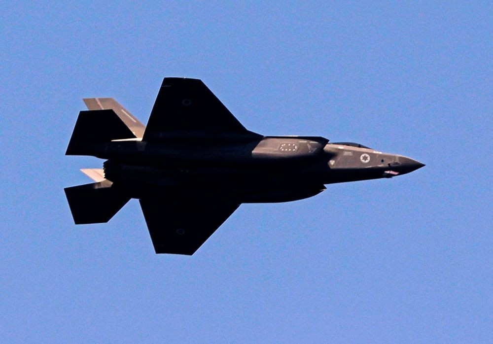 طائرة مقاتلة إسرائيلية من طراز F-35 تحلق فوق مدينة تل أبيب الساحلية على البحر المتوسط، 15 أبريل نيسان، 2021