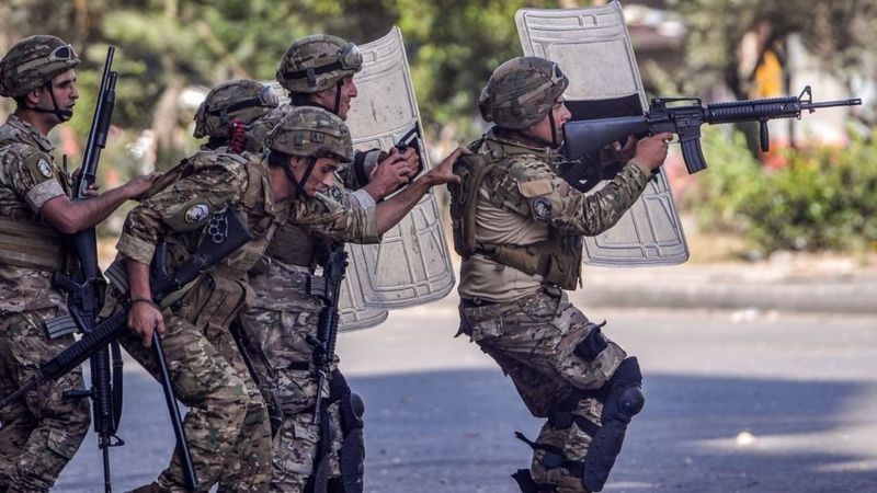 سمع أصوات إطلاق نار وقذائف بين شبان من آل المقداد في بلدة مقنة والجيش اللبناني عند حاجز بلدة يونين