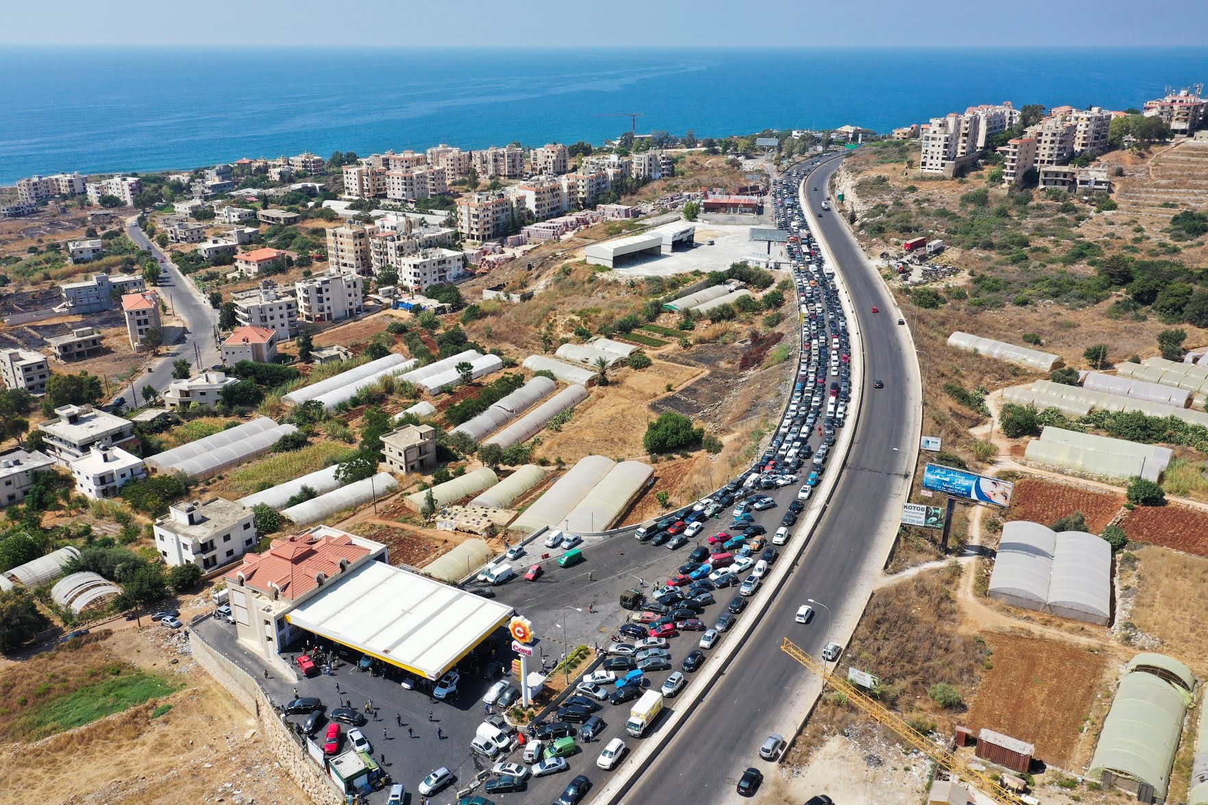 ترجح المصادر أن تتجاوز حمولة السفينة الأولى 2 مليون لتر من المحروقات، وأنها ستعبر قناة السويس مباشرة نحو المتوسط